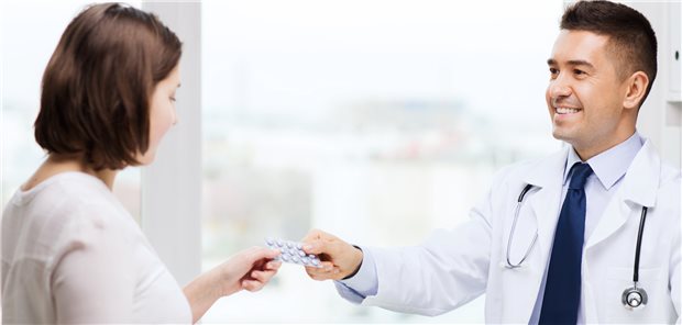 Allgemeinmediziner sollen antivirale Medikamente wie Paxlovid® direkt an Patientinnen und Patienten abgeben dürfen. Doch: Wie sieht es mit anderen Arzneimitteln aus? – Was sagen Sie dazu? (Symbolbild mit Fotomodell)