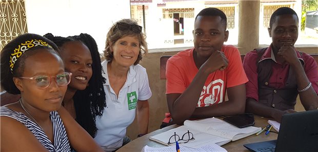 Allgemeinmedizinerin Dr. Uta Verena Gröschel mit Studentinnen und Studenten einer gemeinnützigen medizinischen Ausbildungsstätte in der Gemeinde Bomani im Kilifi County, nördlich von Mombasa.