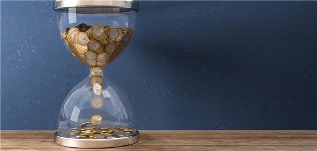 Vermögen: Deutschland weiterhin „Spitzenreiter in Ungleichheit“ Sanduhr mit durchrieselnden Euromünzen