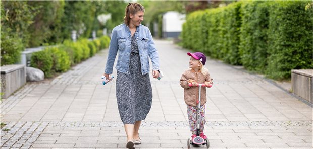 Alltag bei Familie Fuchs: Nach dem Essen geht Annabelle Fuchs mit Tochter Carlotta zum Kindergarten.