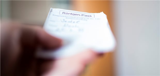 Corona-Expertenrat fordert E-Patientenakte mit Opt-out-Funktion – „mit höchster Priorität“ Abstand halten, Kontakte reduzieren und Booster-Impfungen ausweiten: Mit diesen Maßnahmen wird derzeit versucht, die weitere Omikron-Ausbreitung aufzuhalten.