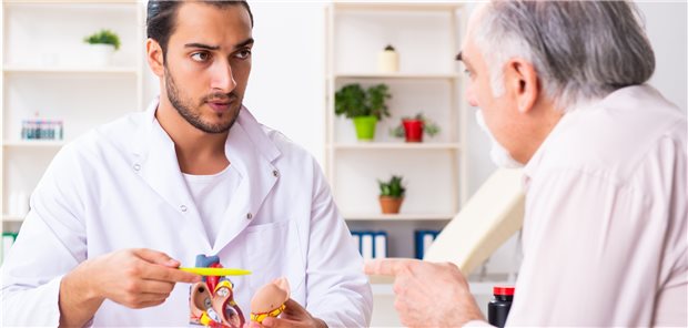 Herzinsuffizienz-Sterberate im Osten höher Alltag in der Praxis: Ein Herz-Patient wird beraten. Nach wie vor ist Herzinsuffizienz hier eine häufig gestellte Diagnose (Symbolbild mit Fotomodellen).