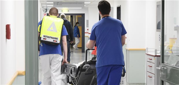 Lauterbach: Eintrittsgeld für Notfallversorgung wird nicht kommen! Alltag in einer Notaufnahme: Union und KBV schlagen eine Gebühr vor für Patienten, die ohne vorherige telefonische Ersteinschätzung in die Ambulanzen kommen.