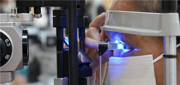 Alphablocker: Assoziation mit erhöhtem Risiko für Glaukomanfall Ein Facharzt bestimmt den Augeninnendruck eines Patienten mit einem Tonometer.