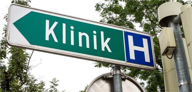 Als Honorararzt in die Klinik? Mit Feststellung der Sozialabgabepflicht durch das Bundessozialgericht sind die Hürden dafür um einiges höher geworden.