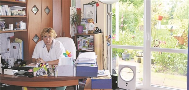 Landärztin mit zweitem Standbein in Unternehmen Als Landärztin in der Nähe von Nürnberg niedergelassen und gleichzeitig Betriebsärztin: Beate Müller in ihrem Sprechzimmer.