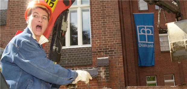 Carla Kniestedt – vom Fernsehen in die Gesundheitspolitik Als ORB-Moderatorin im Einsatz. Hier in Potsdam, beim symbolischen Startschuss für den Umbau eines Diakonissen-Hauses im Jahr 2002.
