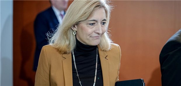 Als Pflegereformerin gefragt: Gesundheitsministerin Nina Warken (CDU) – hier bei der Sitzung des Bundeskabinetts am Mittwoch.