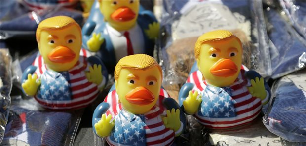 Resiliente Gesundheitssysteme: USA und WHO kitten Trumps zerschlagenes Porzellan Als Quietsche-Entchen harmlos: Die USA versuchen nun, den destruktiven Kurs des früheren Präsidenten Donald Trump gegenüber der WHO neu auszurichten.
