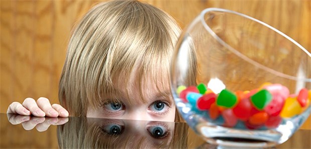 Mediziner fordern von Politikern stärkeren Kampf gegen Übergewicht Als Ursache für die überflüssigen Pfunde bei vielen Kindern wurde in einer kürzlich vorgestellten Studie die Allgegenwärtigkeit von überzuckerten oder fettigen Snacks angeprangert.