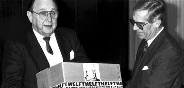 Klaus Nöldner – Humanist und Homo politicus Als Vorsitzender von CARE Deutschland überreicht Klaus Nöldner (r.) im Dezember 1990 dem damaligen Bundesaußenminister Hans-Dietrich Genscher ein Hilfspaket für die Aktion „Helft Russland“.