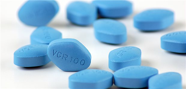 Als „blaue Tabelette“ berühmt geworden: Viagra®, das Original des Potenzmittels Sildenafil. In mehreren Ländern ist der Wirkstoff bereits rezeptfrei in den Apotheken zu bekommen.