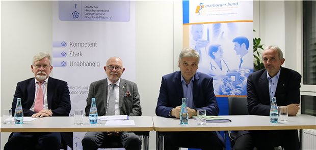 Als das Kind noch nicht in den Brunnen gefallen war. Pressetermin zur
Gründung des „Arbeitgeberverbands Hausärzte“ im März 2019: (v.l.n.r.)
Dr. Karlheinz Kurfeß (Vize-Vorsitzender KV-VV), Dr. Hans-Dieter Grüninger (Hausärzteverband Rheinland Pfalz), Dr. Hans-Albert Gehle (MB-Vorsitzender NRW/RLP) und Dr. Burkhard Zwerenz (Hausärzteverband RLP).

Als das Kind noch nicht in den Brunnen gefallen war. Pressetermin zur
Gründung des „Arbeitgeberverbands Hausärzte“ im März 2019: (v.l.n.r.)
Dr. Karlhein