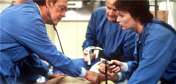 Als die GOÄ noch modern war: 1985 in der „Schwarzwaldklinik“ mit Professor Klaus Brinkmann (Klausjürgen Wussow) und Dr. Katarina Gessner (Ilona Grübel).