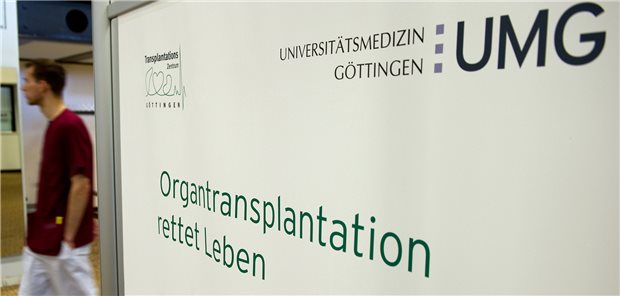 Als einzige Kasse hat sich die Kaufmännische Krankenkasse KKH gegen die Krankenhausvergütung im Göttinger Transplantationsskandal gewehrt. Vor dem Bundessozialgericht (BSG) musste sie am Dienstag nun eine Niederlage einstecken.
