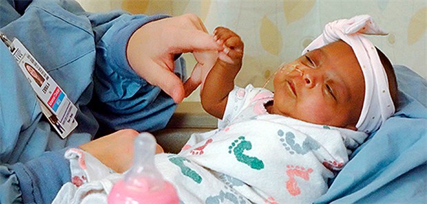 Baby in Kalifornien mit nur 245 Gramm geboren Als extremes Frühchen mit nur 245 Gramm auf die Welt gekommen, konnte das Mädchen diesen Monat als gesundes Baby aus dem Krankenhaus entlassen werden.