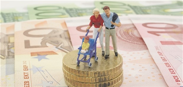 ETF als Polster für den Nachwuchs? Als finanzielle Starthilfe wählen Eltern oft das Bausparen und vergessen den Blick auf Alternativen.