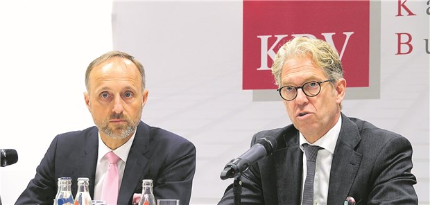 "Herr Spahn, beenden Sie die Zechprellerei der Kassen!" Als „respektlos“ bezeichneten die KBV-Vorstände Dr. Andreas Gassen (r.) und Dr. Stephan Hofmeister bei der VV in Erfurt den geplanten Eingriff der Koalition in die Mindestsprechzeiten für Kassenärzte.