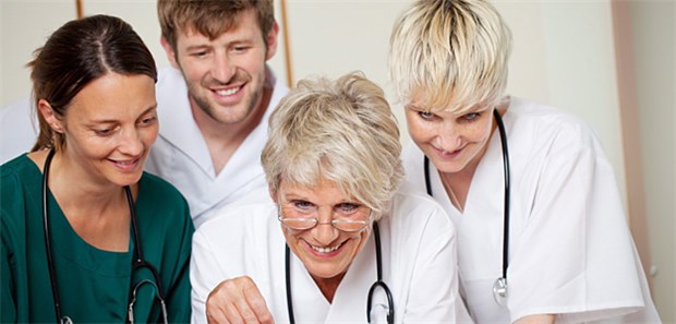 Generation Y und Babyboomer wissen wenig voneinander Alt und jung: Beide wissen zu wenig voneinander.