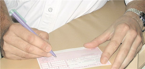 Altbewährter Vorgang für Ärzte: Rezept ausdrucken und mit der Hand unterschreiben.