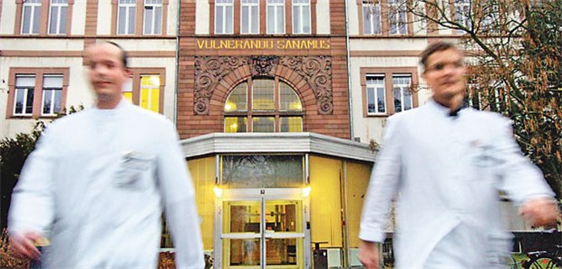 Abschreckende Bilanz Alte Chirurgie der Uniklinik Gießen: Die Uniklinik Gießen-Marburg ist bis heute das einzige privatisierte Universitätskrankenhaus in Deutschland.