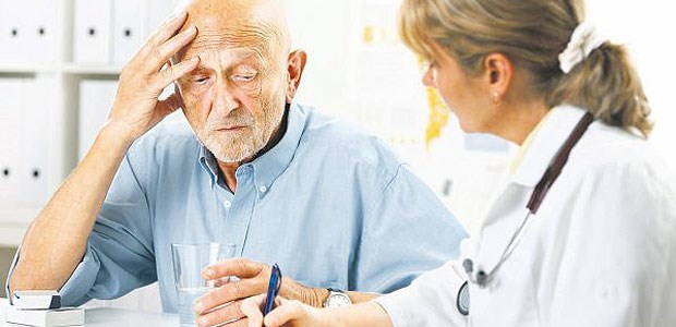 Alte Menschen benötigen oft Hilfe im Alltag. Mit Hilfe von Medikamenten lässt sich die Progression einer Demenz verzögern.