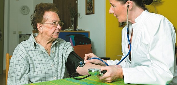 Wie tief muss der Blutdruck sinken? Alte Menschen neigen besonders zu orthostatischen Blutdruckabfällen. Daher muss bei ihnen der Blutdruck langsam gesenkt werden.
