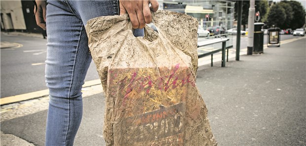 Offenbar doch nicht so bio, diese abbaubare Plastiktüte Alte Tasche: Eine Frau trägt eine Plastiktüte, die drei Jahre lang Umwelteinflüssen ausgesetzt war.
