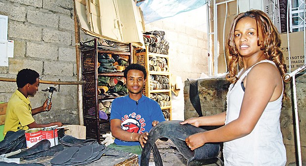 Öko-Schuhe aus Äthiopien sind voll im Trend Alte und abgefahrene Gummireifen werden für die Produktion der Öko-Schuhe in Äthiopien benötigt.