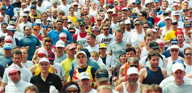 Alte Läufer haben oft viel Koronarkalk Alte und junge Läufer nehmen gemeinsam am Boston Marathon in den USA teil.