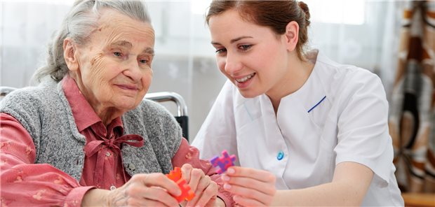 Risiken für Demenz und Psychosen nach COVID-19 noch lange erhöht Altenpflegerin und Demenzpatientin: Noch lange nach COVID-19 ist das Risiko für kognitive Störungen erhöht.