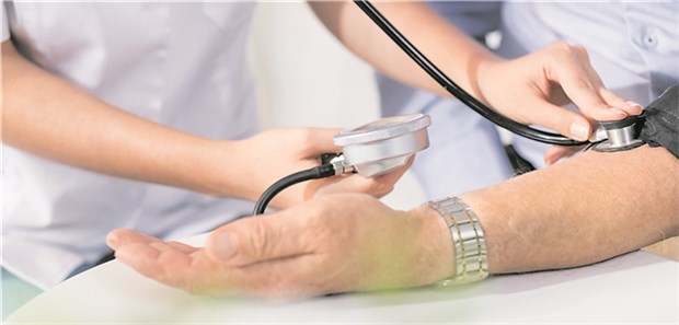 Alter und Krankheit begünstigen die Entstehung einer postprandialen Hypotonie.