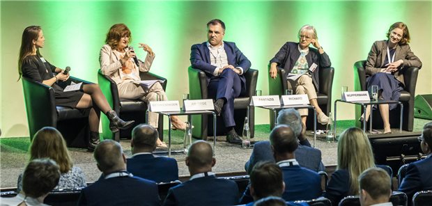 Alternative Finanzierungsvorschläge für die GKV diskutierten Amelie Wuppermann (Uni Halle-Wittenberg), Sabine Richard (AOK), Christos Pantazis (SPD) und Bettina am Orde (Knappschaft) mit Moderatorin Dana Bethkenhagen (von rechts).

