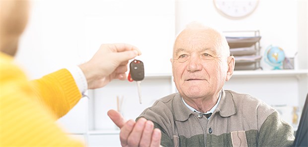 Wann wird Autofahren im Alter gefährlich? Alterstypische Veränderungen bereiten Senioren am Steuer häufig Probleme. Für den Arzt ist es oft schwer zu entscheiden, ab wann er dem Patienten zum Verzicht aufs Auto raten sollte.