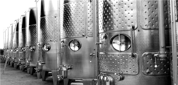 „Aluminium vermeiden!“ Aluminiumtanks in einer Fabrik: Apfelsaft kann durch den Kontakt während der Lagerung in Alutanks das Metall annehmen, warnt das BfR.