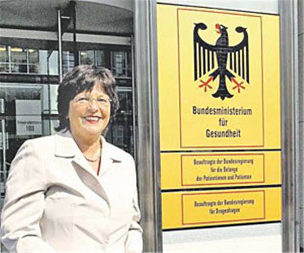 Das WSG - Schmidts Zangengeburt Am 10. Mai 2006 enthüllt Gesundheitsministerin Ulla Schmidt das Amtsschild an der neuen Zweigstelle des Ministeriums in Berlin.
