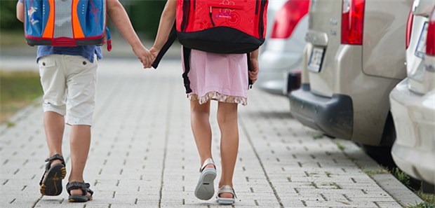 Zu Fuß zur Schule - ist das gefährlich? Am 22. September sollen mit einem "Zu-Fuß-zur-Schule-Tag" Familien dazu animiert werden, das Elterntaxi zu Hause stehen zu lassen.
