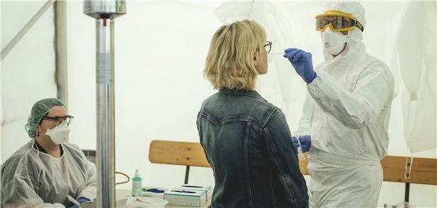 Am Anfang der Pandemie war Improvisationskunst gefragt, so wie hier die Testung von Mitarbeitern in einem Zelt auf einem Parkplatz.