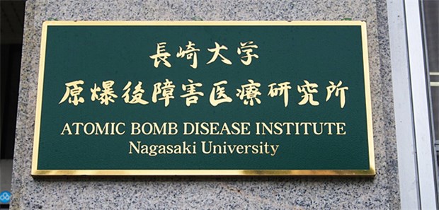 Krebsforschung im Kampf gegen die Zeit Am Atomic Bomb Disease Institute an der Universität Nagasaki forschen Wissenschaftler zu den medizinischen Spätfolgen der Atombombenabwürfe auf Hiroshima und Nagasaki. Einer der wissenschaftler am Institu, Shunichi Yamashita, gilt als führender Experte für radioaktive Strahlung in Japan. Er wurde 2011 Leiter einer groß angelgten Studie zu den gesundheitlichen Folgen der Atomhaverie von Fukushima.