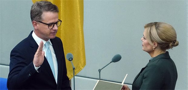 Bundesgesundheitsminister Carsten Linnemann bei der Vereidigung im Bundestag - zusammen mit Bundestagspräsidentin Julia Klöckner.