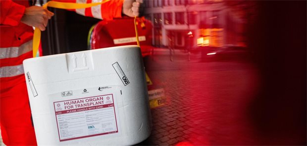 Das Bild zeigt einen Behälter für ein Spenderorgan, der von einem Rettungsdienstmitarbeiter gehalten wird.