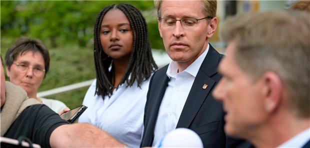 Am Donnerstag sondierten die Parteien noch mögliche Koalitionsoptionen – Monika Heinold, Aminata Touré (beide Grüne), Ministerpräsident Daniel Günther (CDU), Gesundheitsminister Heiner Garg (FDP, von links). Ungeachtet der unklaren Regierungsbildung hat die Krankenhausgesellschaft ihre Forderungen präsentiert.