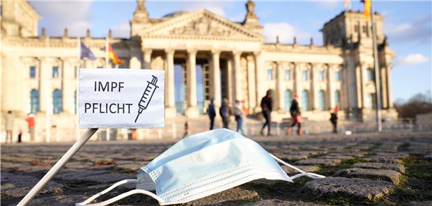 Patientenschützer: Corona-Impfpflicht ab 50 springt zu kurz Am Donnerstag will der Bundestag in der Frage einer Impfpflicht entscheiden. Ein am Montag vorgelegter neuer Kompromissvorschlag hat Skepsis geerntet.