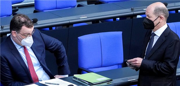 Koalition plant Milliarden-Zuschuss zur Pflege – und höheren Beitragssatz Jens Spahn und Olaf Scholz im Bundestag