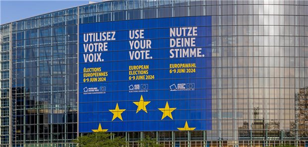 Am Europaparlament in Straßburg werden die Wahlberechtigten EU-Bürger in mehreren Sprachen aufgefordert, an der Europawahl 2024 teilzunehmen.
