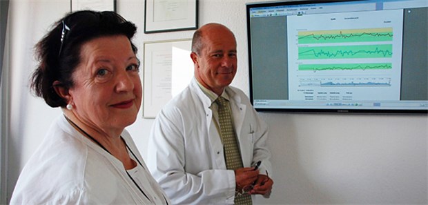 Am Flachbildschirm erläutert Dr. Hans-Detlev Stahl seiner Patientin die Entwicklung ihrer Vitalparameter.