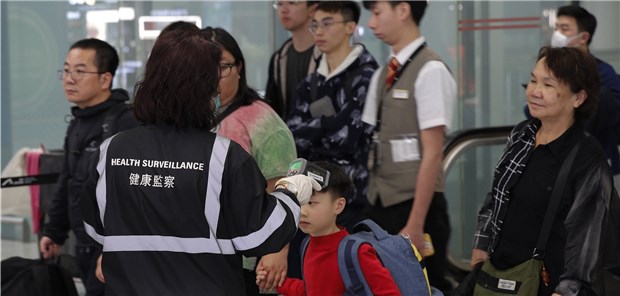 Neues Coronavirus in China macht Sorgen Am Flughafen Hongkong kontrolliert eine Beamtin der Gesundheitsüberwachung die Temperatur von ankommenden Reisenden. Mittlerweile gibt es mehrere Verdachtsfälle.