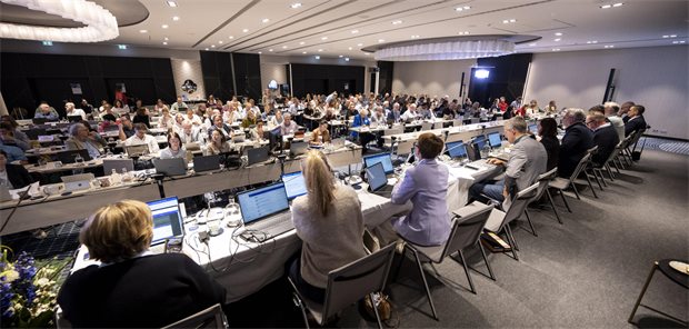 Vorstand und Delegierte des Hausärztinnen- und Hausärzteverbands bei ihrer Versammlung in Berlin