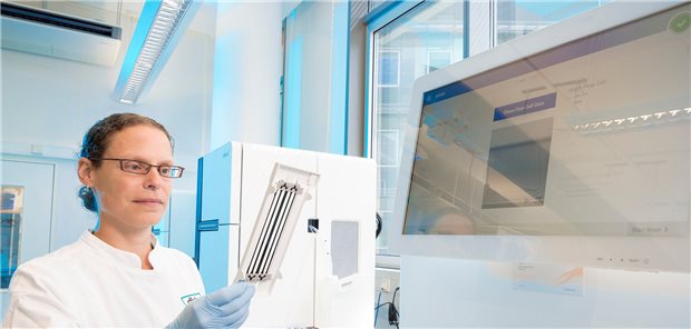 INFORM-Tumorboard: „Unsere Leistung ist das Einordnen“ Am Hopp-Kindertumorzentrum (KiTZ) und am DKFZ in Heidelberg wird das Tumor-Erbgut der am INFORM-Projekt beteiligten Patienten mit Hochdurchsatz-Sequenzierern entschlüsselt.