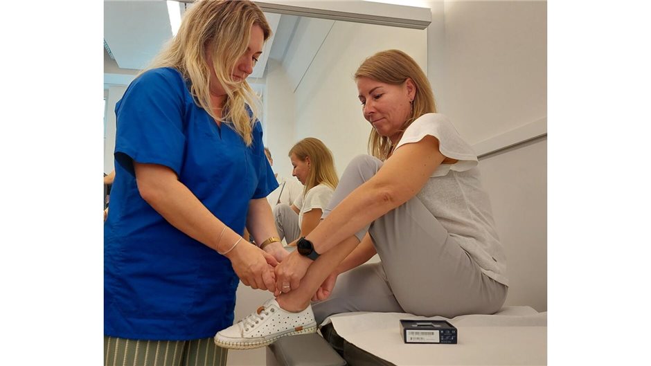 Am Knöchel und fest zwischen den Daumen wird EKG gemessen. 